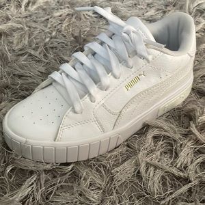 Girls Puma sneakers. Fair condition. Size 2.5c. Color white.
